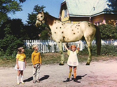 Pippi som lyfter sin häst Lilla gubben